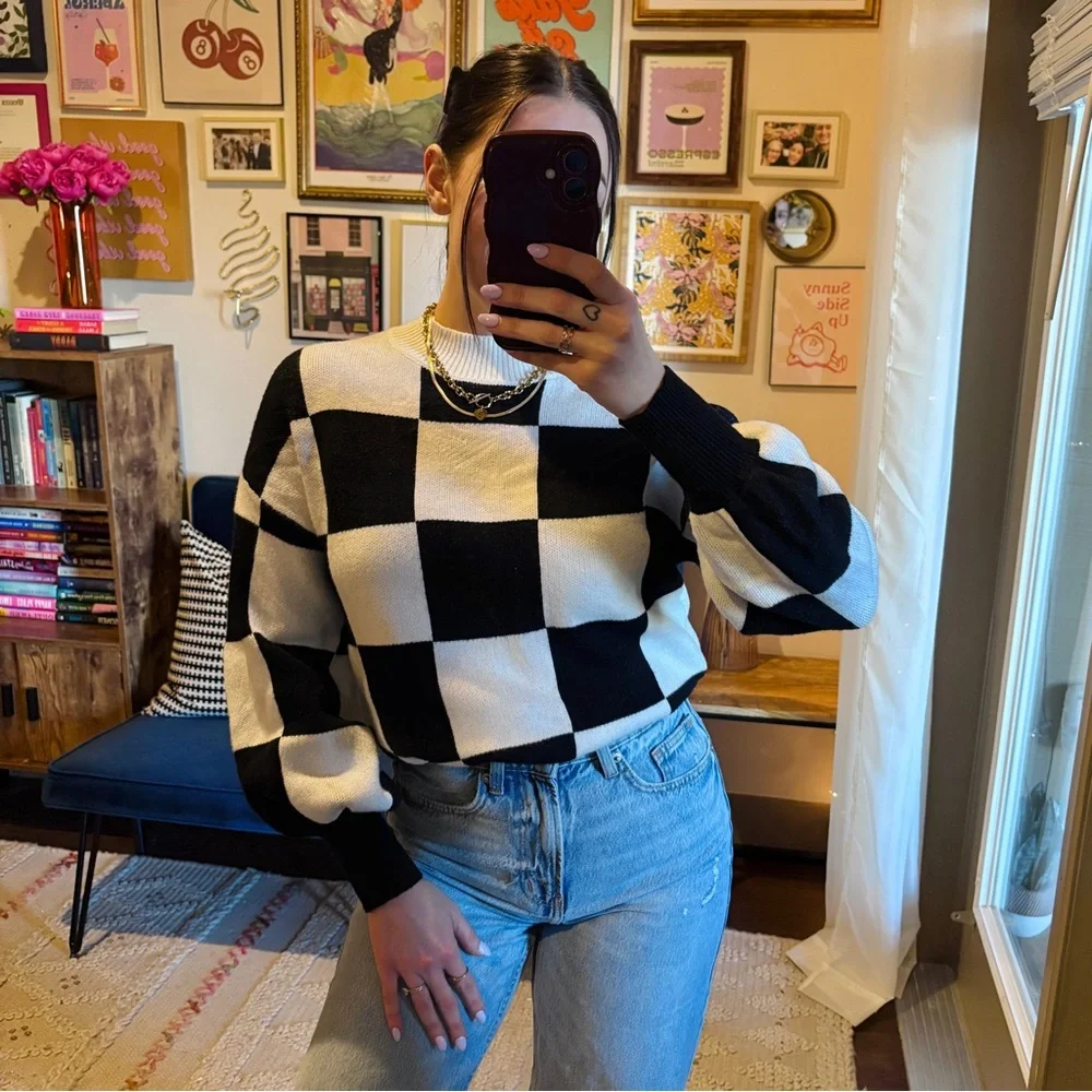Zesica Black White Checkered Sweater - Picture 8 of 9